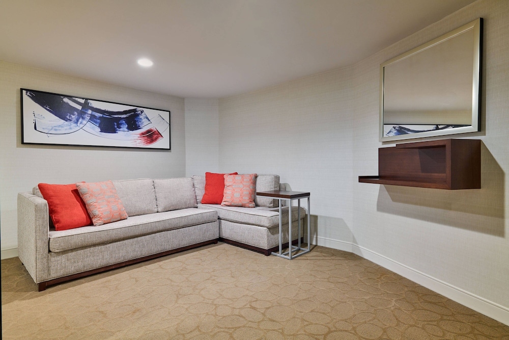 Junior Suite, 1 King Bed with Sofa bed, Accessible (Mobility Accessible, Tub)