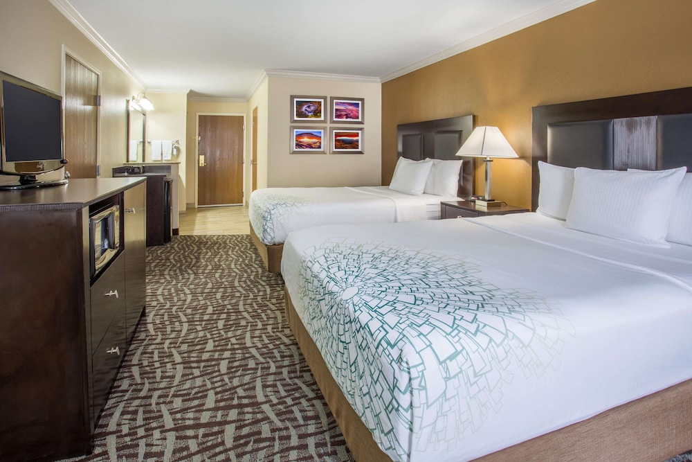 Room, 2 Queen Beds, Non Smoking - Photo 2