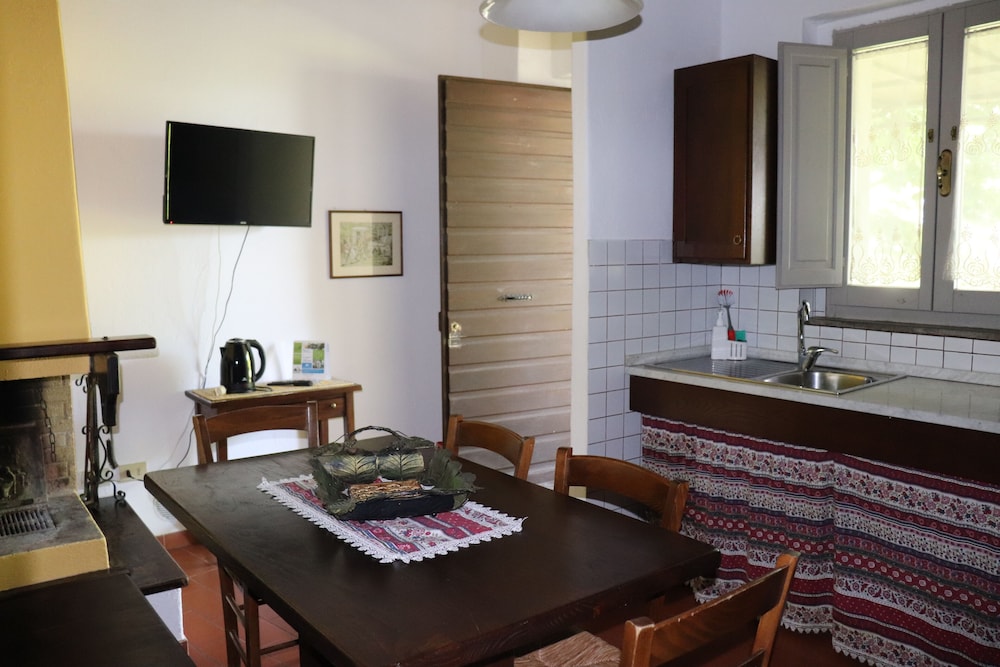 Classic Apartment, 2 Bedrooms, Fireplace, Garden View, photo 6