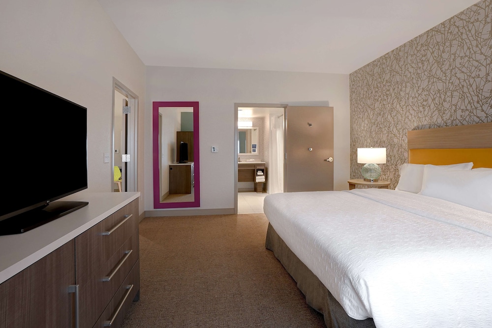 Suite, 1 King Bed, Accessible, Bathtub - Photo 4