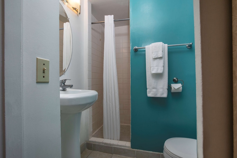 Room (Moderate) - Photo 4