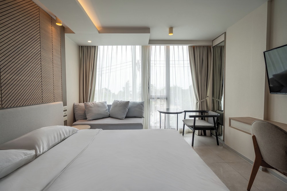 Deluxe Double Room, Non Smoking, Partial Sea View photo 1