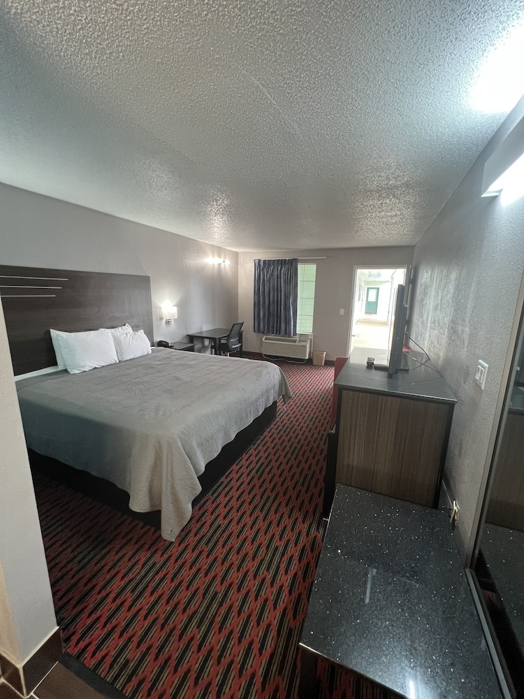 Standard Room, 1 King Bed, Smoking photo 1