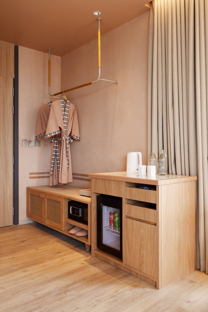 Deluxe Room, 1 King Bed (Premium) - Photo 5