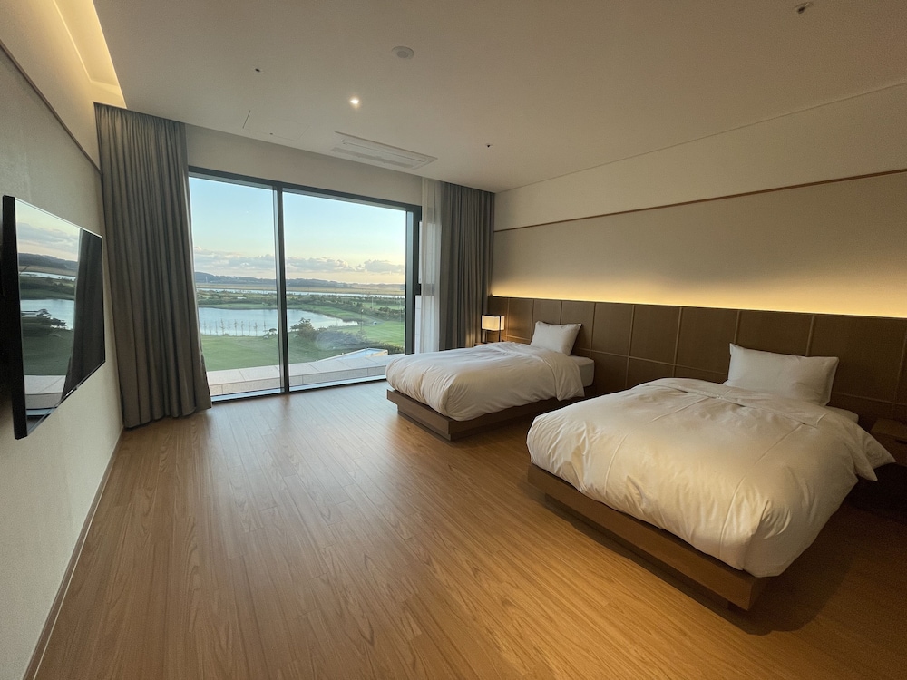 Luxury Condo photo 2