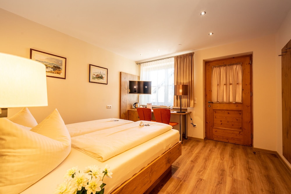 Economy Double Room, 1 King Bed, Non Smoking, Patio photo 3