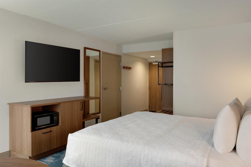 Room, 1 King Bed, Accessible (Mobility & Hearing) photo 2