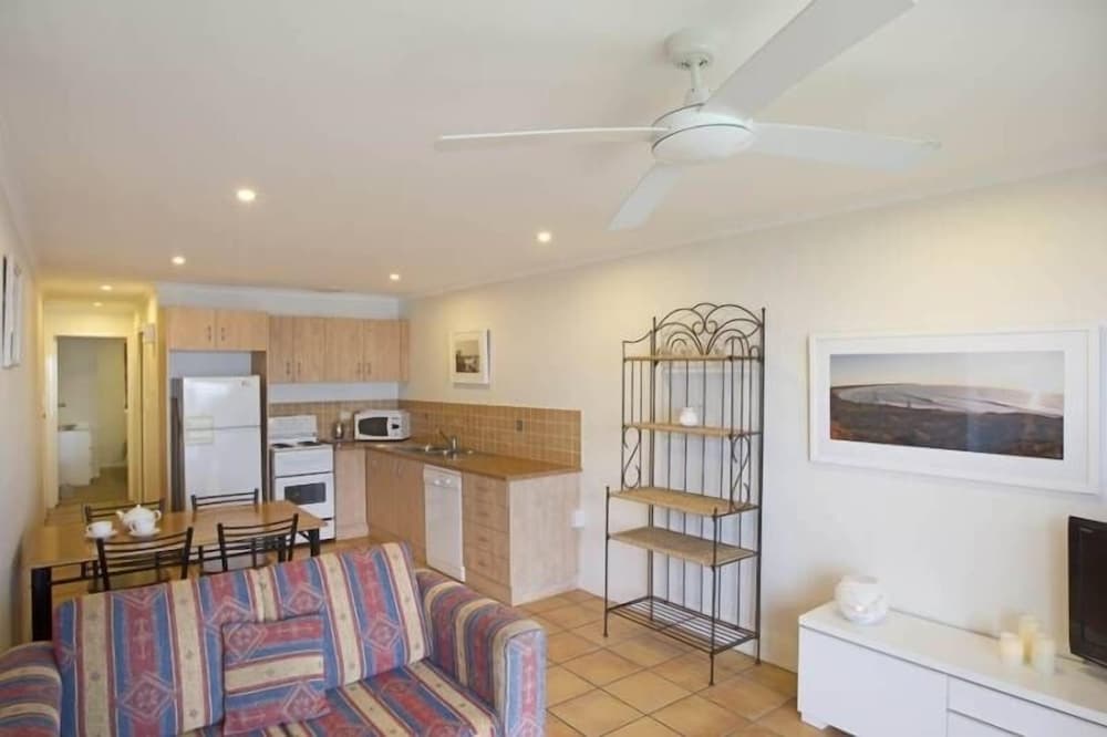 Apartment, 1 Bedroom, Upstairs (8T BEACHFRONT)
