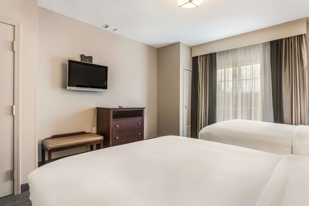 Suite, Multiple Beds, Non Smoking - Photo 6