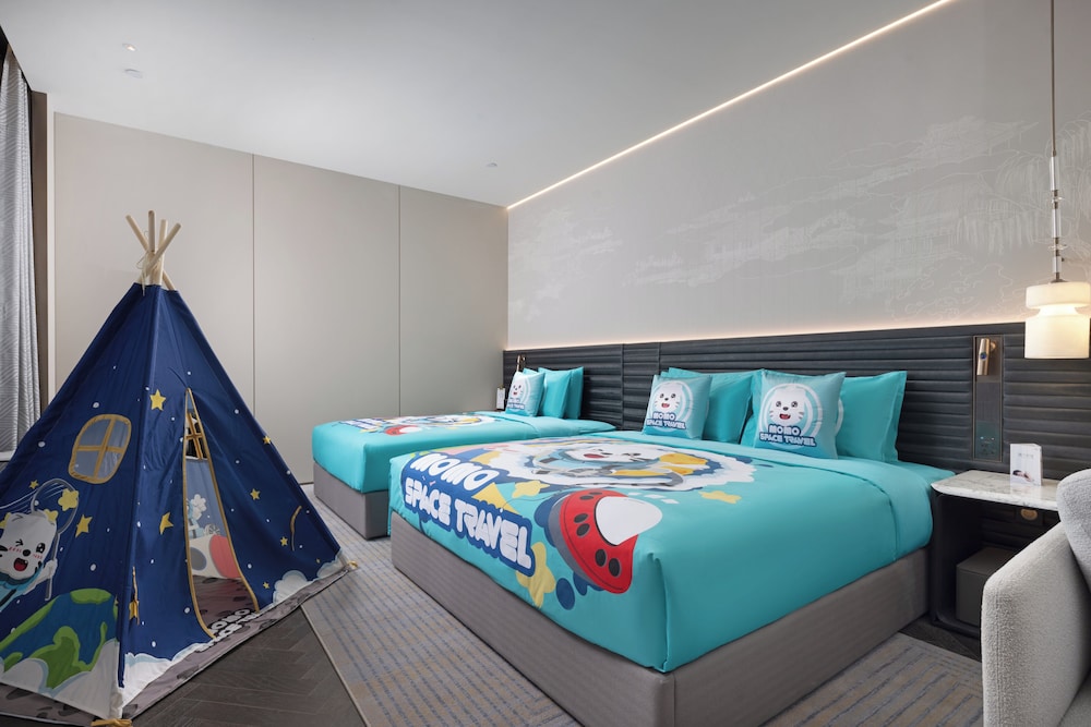 Momo Deluxe Family Room