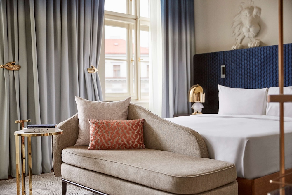 Deluxe Room, 1 King Bed (Grainmarket View)