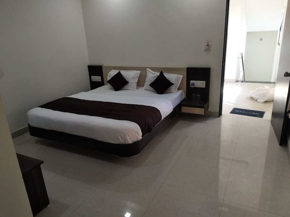 Double Bed Deluxe Ac Room photo 2
