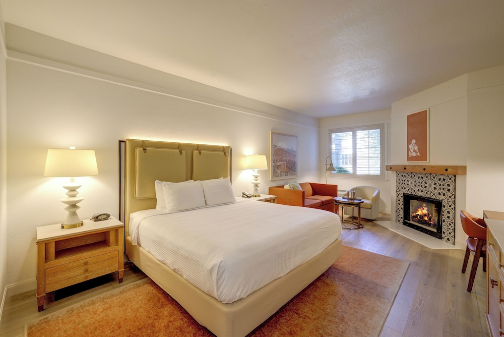 Standard Room, 1 King Bed, Non Smoking, Fireplace - Photo 6
