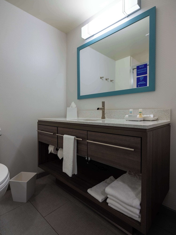 Suite, 1 King Bed, Accessible, Bathtub - Photo 5