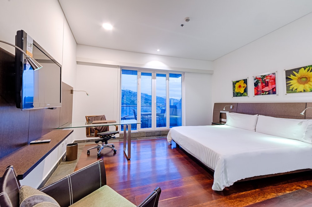 Luxury Suite, 1 King Bed, Balcony - Photo 2