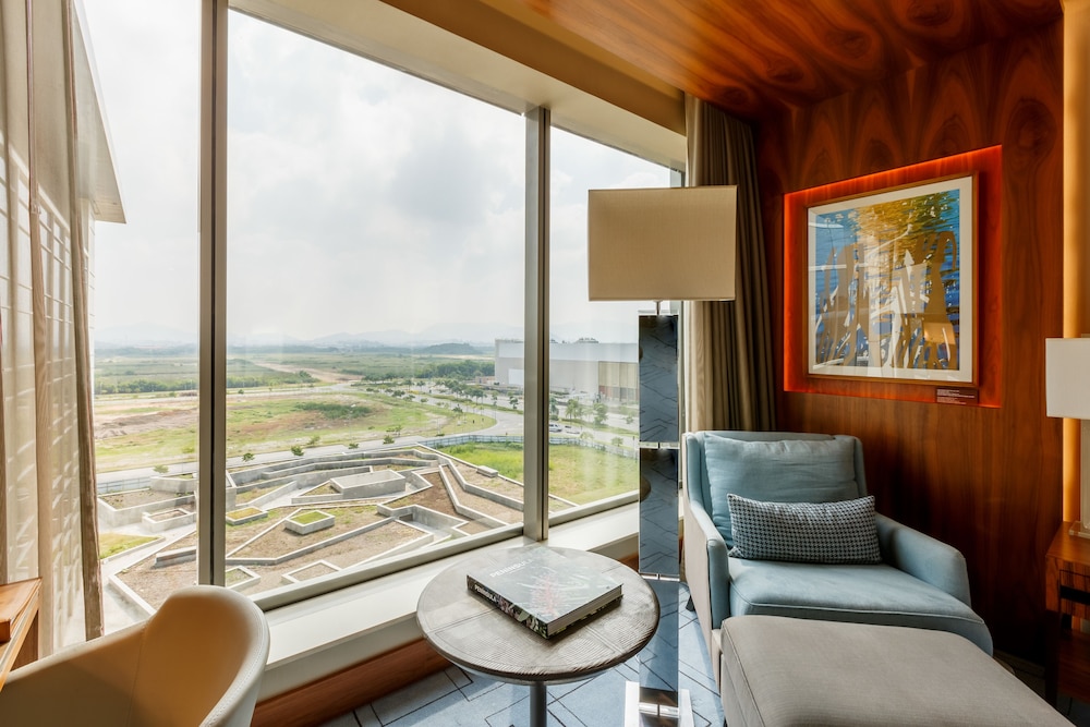 Classic Room, 1 King Bed, Accessible, City View thumbnail 5
