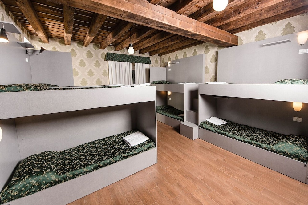 Bed in 8-Bed Mixed Dormitory Room - 8 single beds photo 1