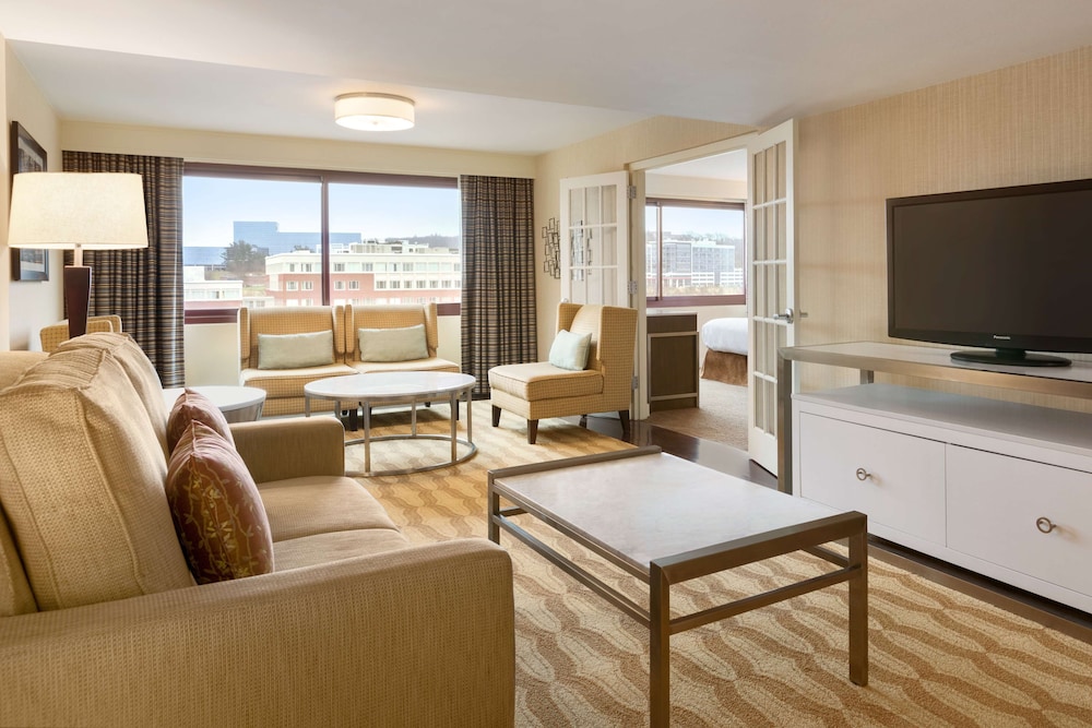 Suite, 1 King Bed, Non Smoking (Governor's) - Photo 2