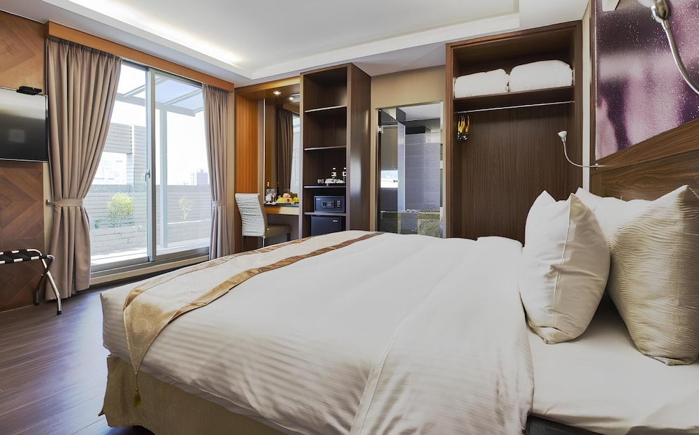 Deluxe Balcony Room