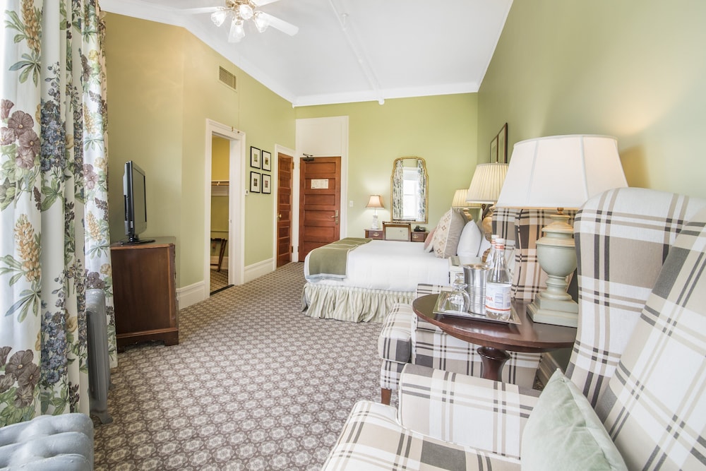 Family Room, 1 King Bed - Photo 4