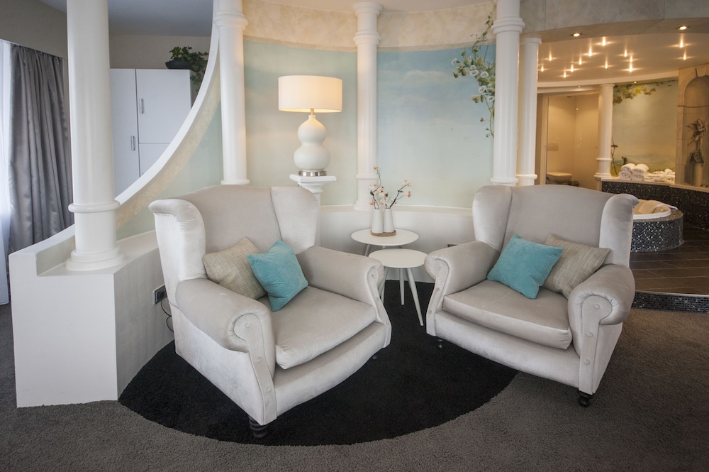 Honeymoon Suite photo 3