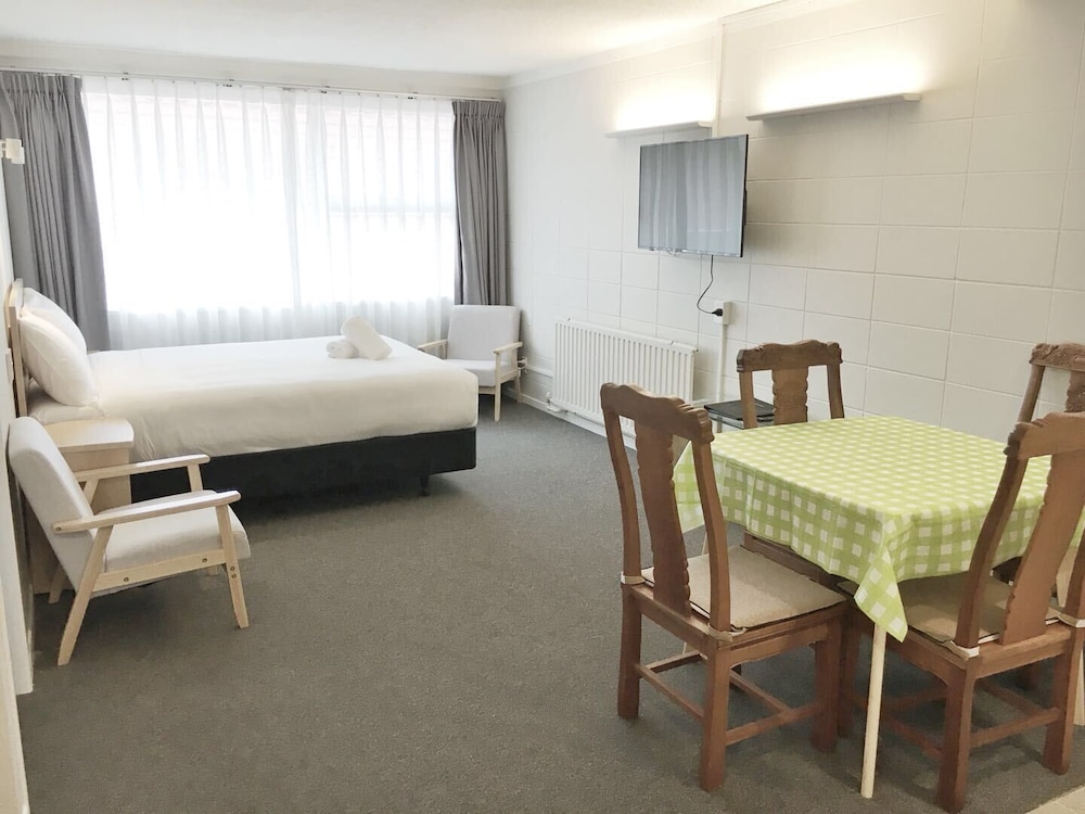 Suite, 1 Bedroom, 1 Queen and 2 Twin photo 1