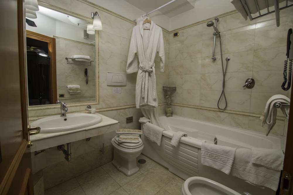 Luxury Double or Twin Room photo 2
