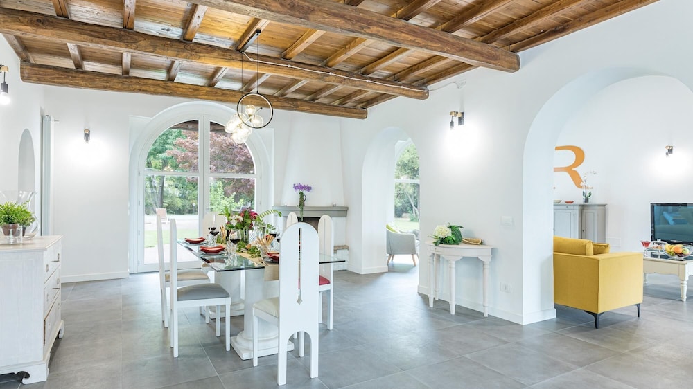 Villa photo 2