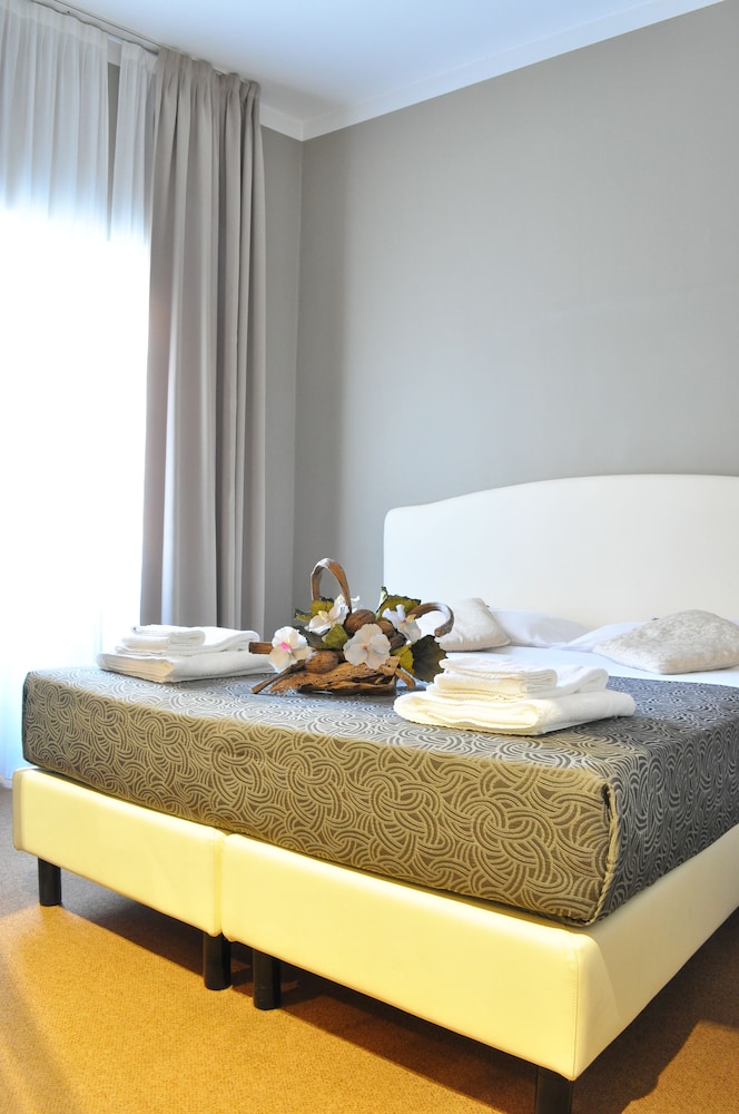 Deluxe Quadruple Room - Photo 1