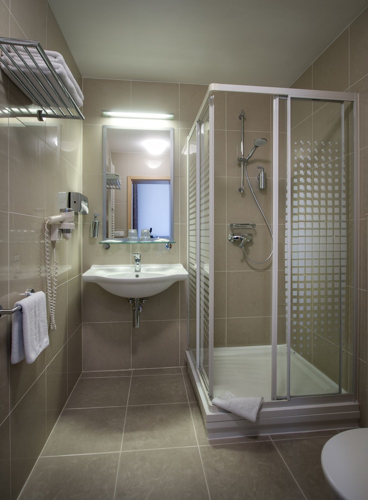 Superior Double Room thumbnail 6