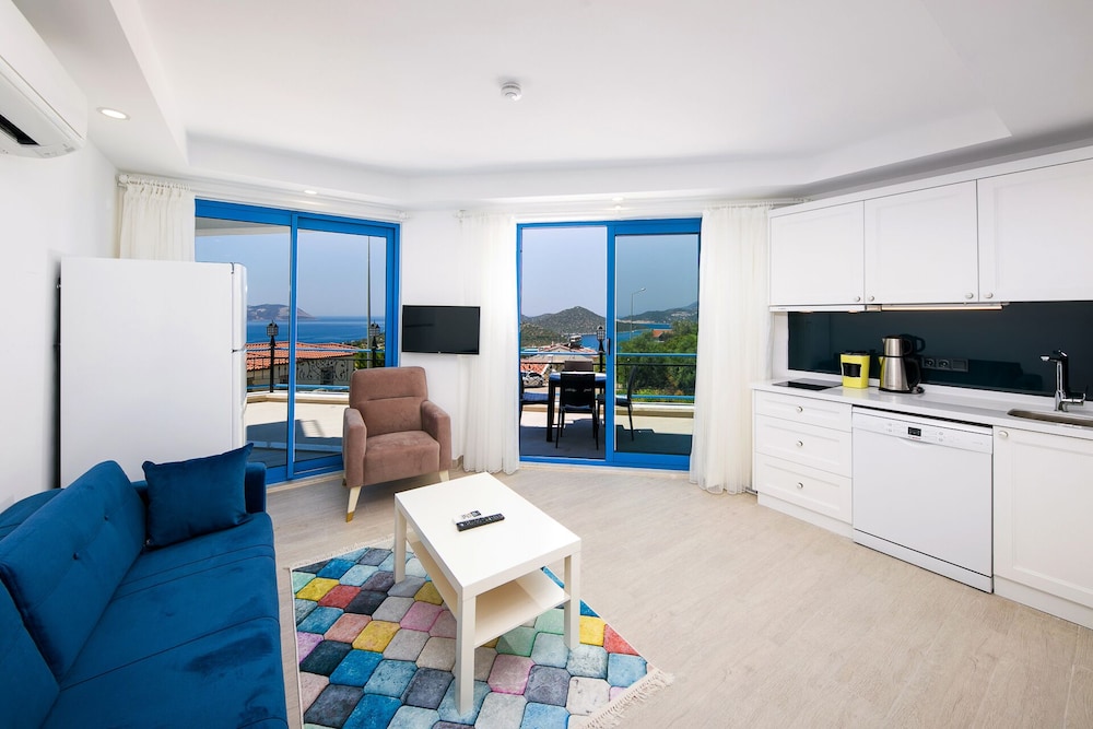 Standard Suite, Sea View - Photo 11