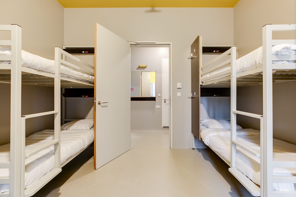 Bed in 4-6-bed Mixed Dorm, Private Bathroom photo 1