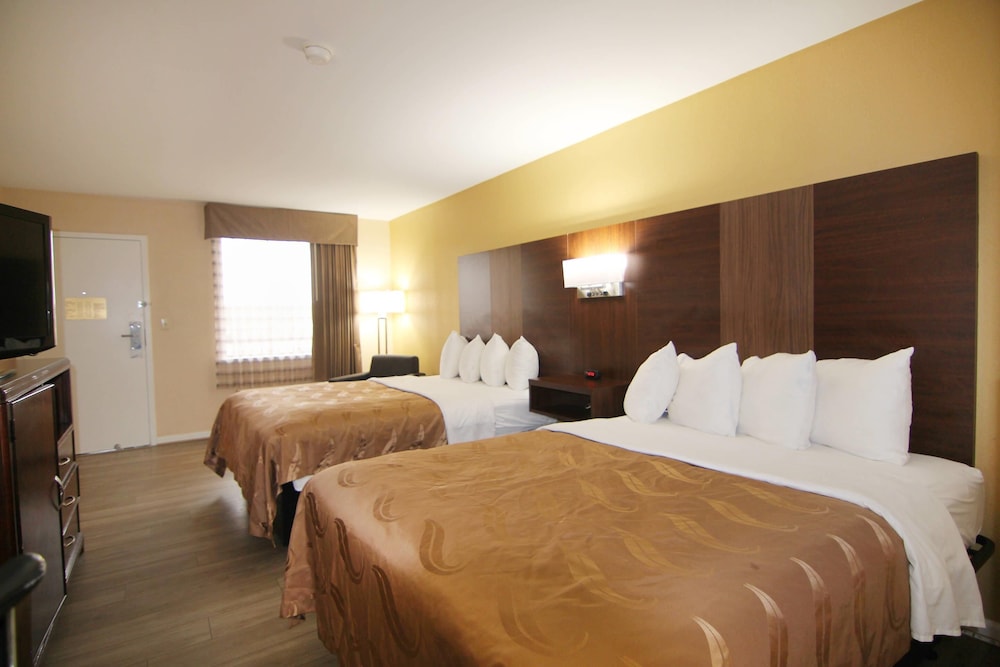 Standard Double Room, 2 Double Beds, Smoking - Photo 1
