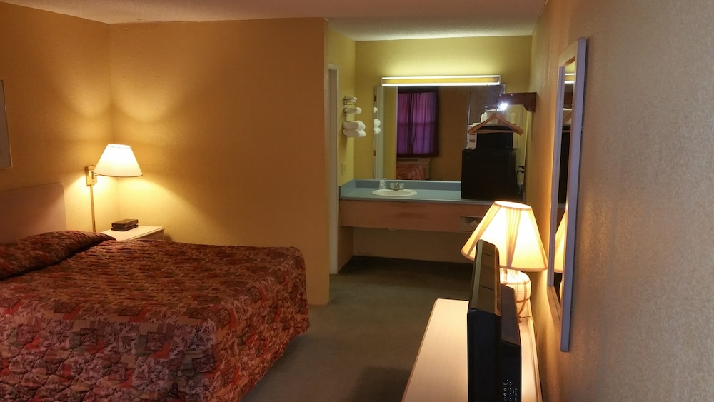 Standard Room, 1 Queen Bed, Refrigerator & Microwave photo 2