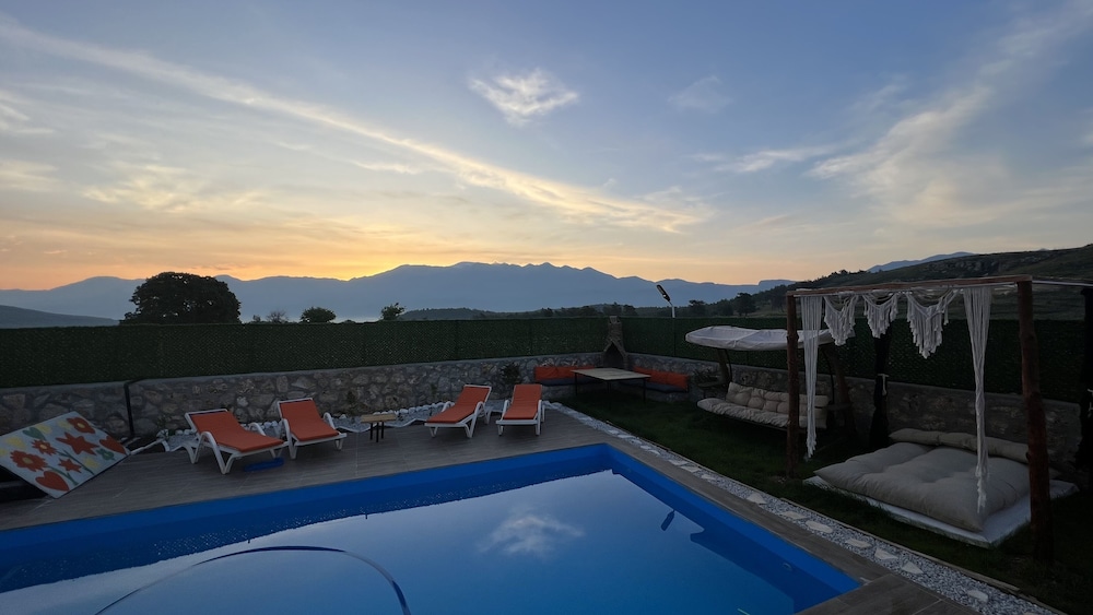 Family Bungalow, 2 Bedrooms, Smoking, Mountain View photo 2