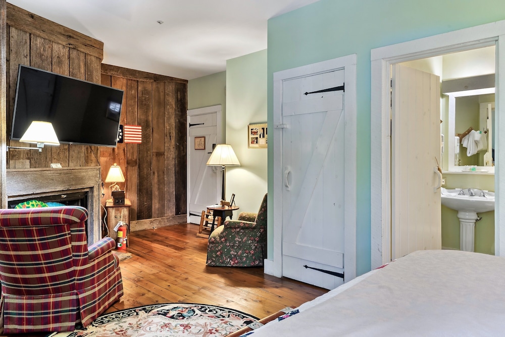 Luxury Studio Suite, 1 King Bed, Mountain View photo 2