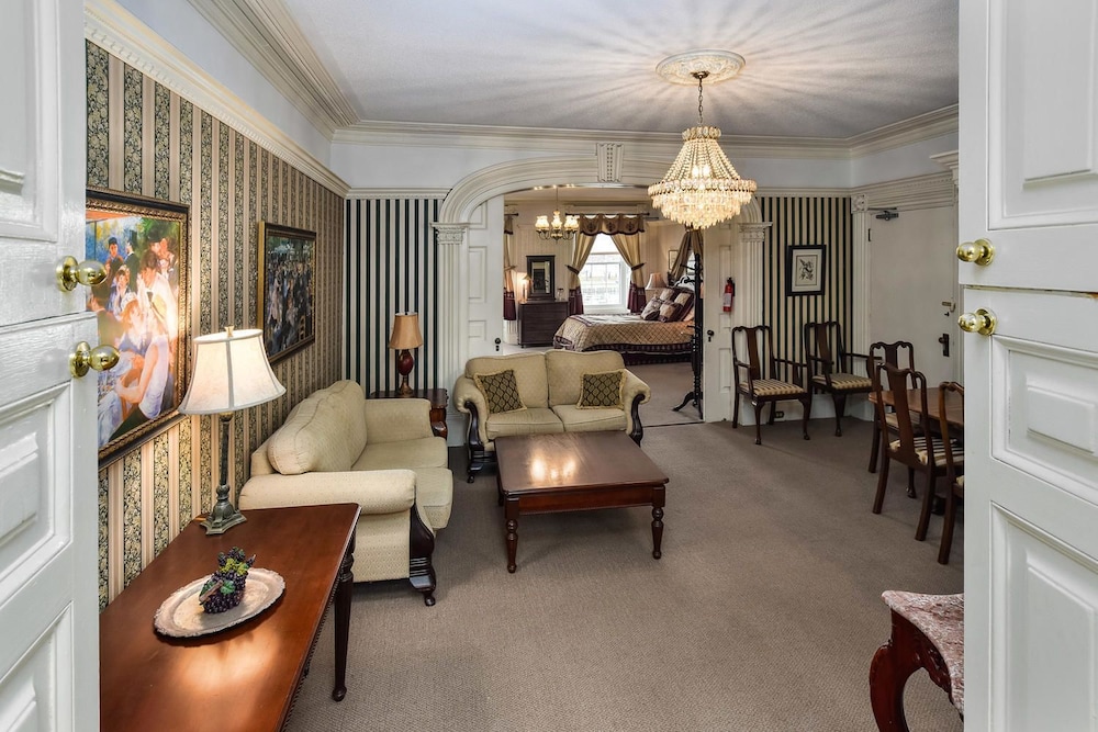 Suite 200: The Senators Suite photo 3