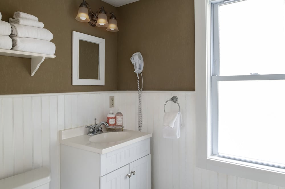 Salt Box King Room w/ Jacuzzi Tub - Photo 5