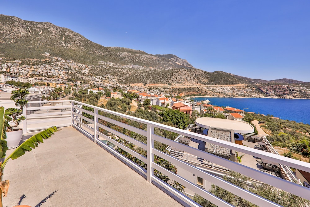 Penthouse Room, Jetted Tub, Sea View - Photo 6