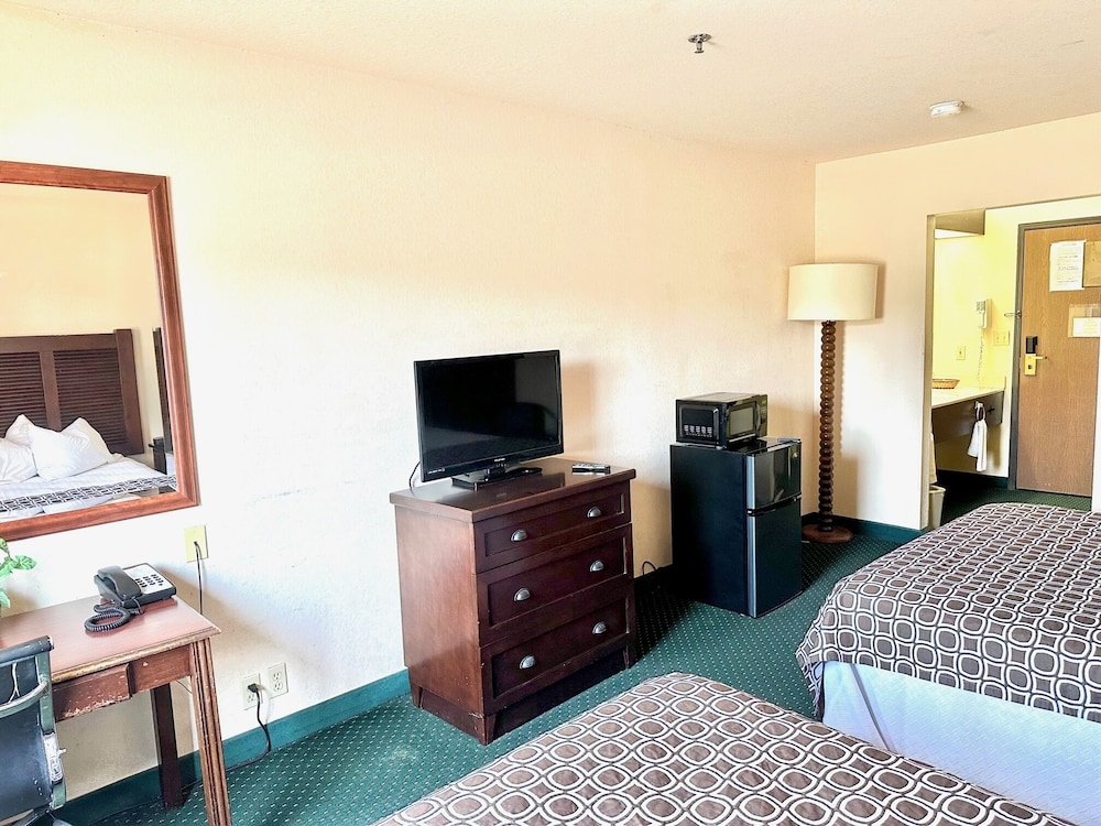 Standard Room, 2 Queen Beds, Non Smoking photo 3