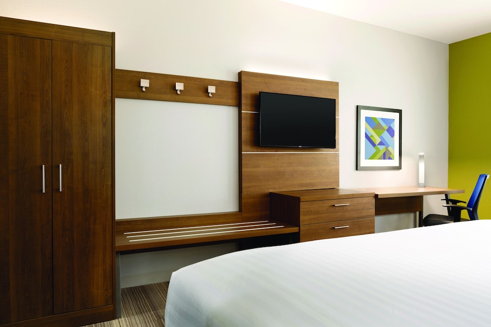 Standard Room, 1 King Bed, Accessible (Comm, Mobil, Transfer Shower) photo 2