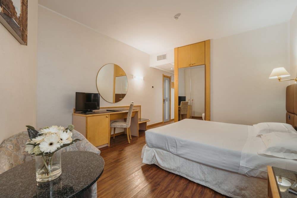 Basic Double or Twin Room - Photo 2