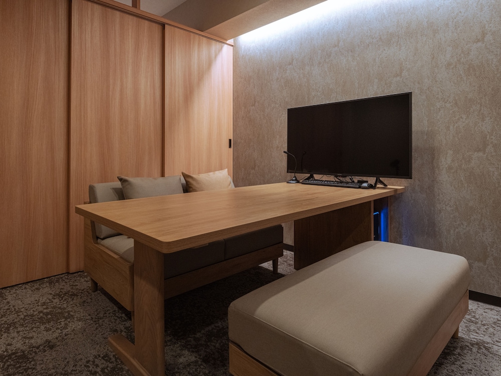 One-Bedroom Loft Bed Apartment Non-smoking - Photo 3