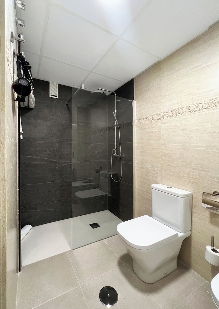 Double or Twin Room - Photo 11