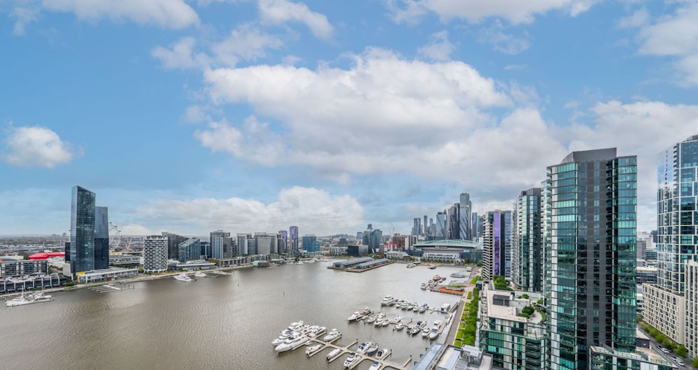 1 Bedroom Apartment + Study with Stadium & Harbour Views - Photo 7