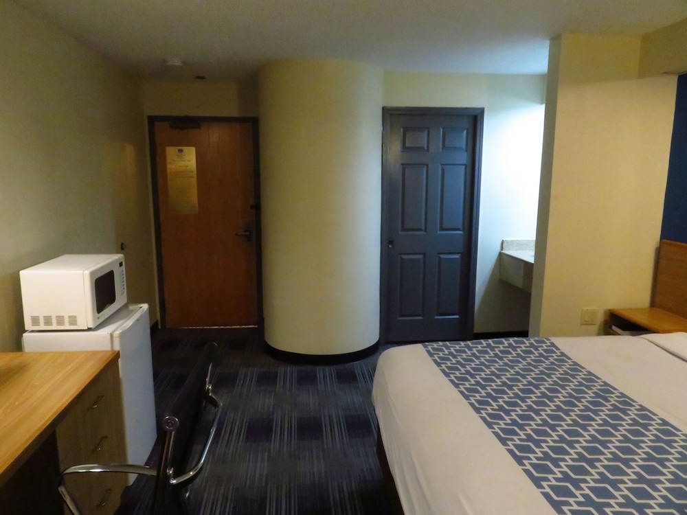 Standard Room, 1 King Bed, Non Smoking photo 2