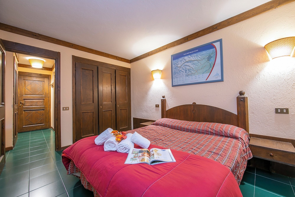 Family Apartment, Multiple Bedrooms, Mountainside (Grange Hike & Ski - 15D Sestriere)