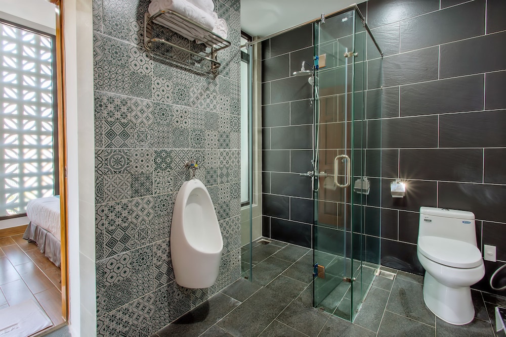 Deluxe Triple Room, City View photo 3