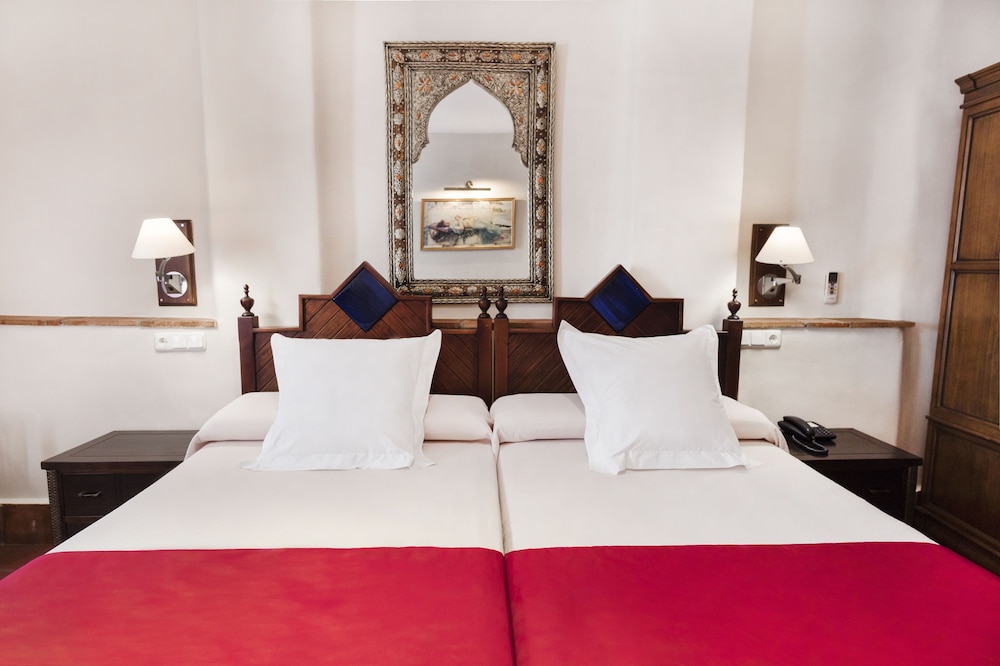Basic Double or Twin Room - Photo 2