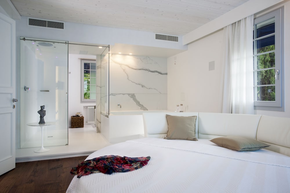 Deluxe Suite, 1 Bedroom, Hot Tub, Annex Building photo 1
